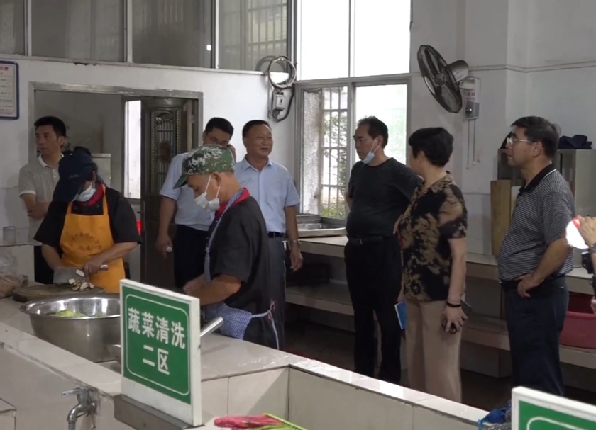 省关心下一代基金会来我县考察“春苗营养厨房”项目学校