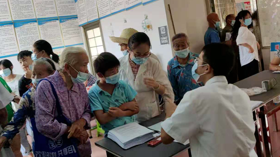 暖水镇：到白泥坳墟场为群众接种新冠疫苗