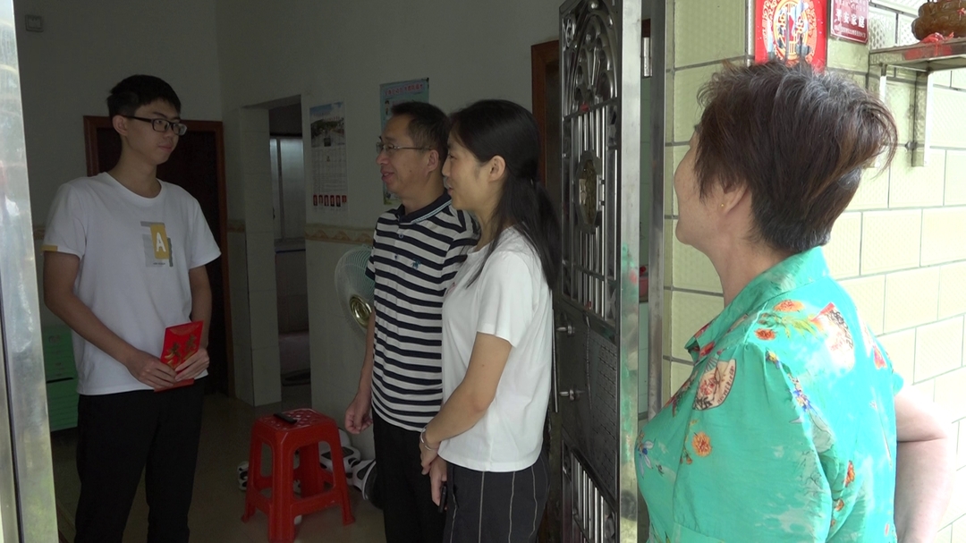 县教育基金会走访慰问部分家庭困难大学新生