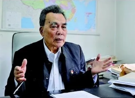 是他发现了“半条被子”，他为什么要做“重走长征路第一人”？｜草地周刊