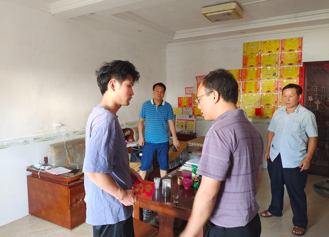 热水镇为优秀学子发放奖学金