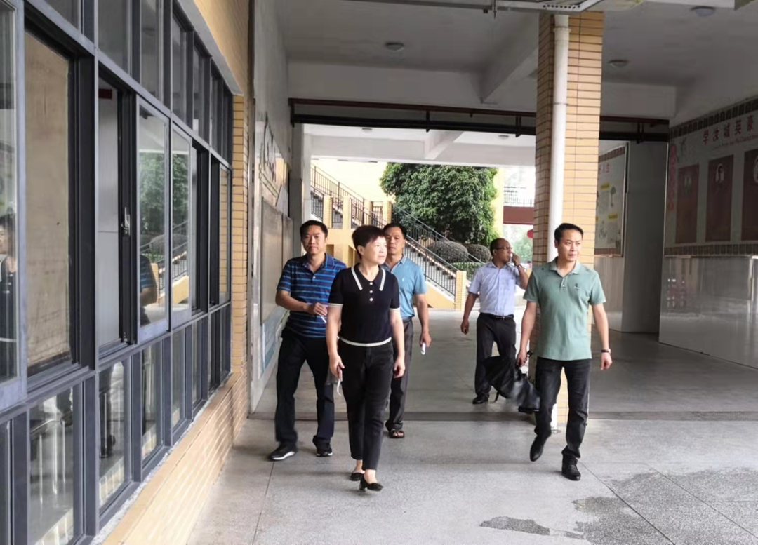 副县长钟莉红到思源实验学校检查开学工作