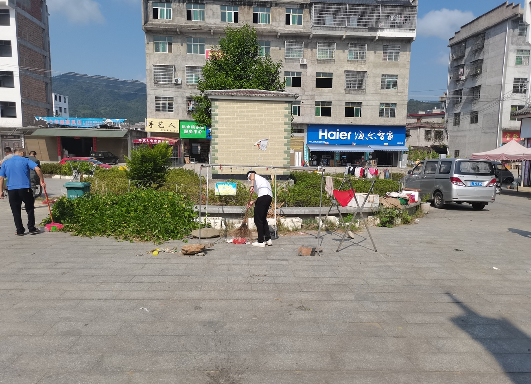 热水镇：全镇干部齐上阵 打扫卫生美环境