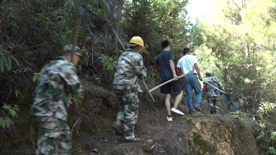 国庆假日不休歇  森林防火不松懈