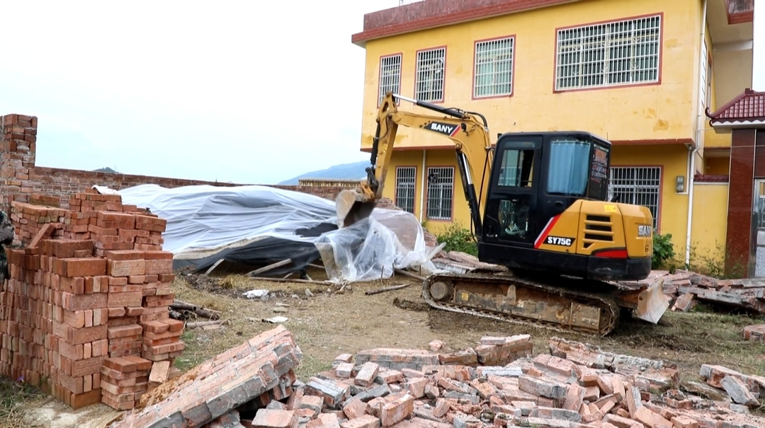大坪镇开展乱占耕地建房“打非治违”联合执法专项整治行动