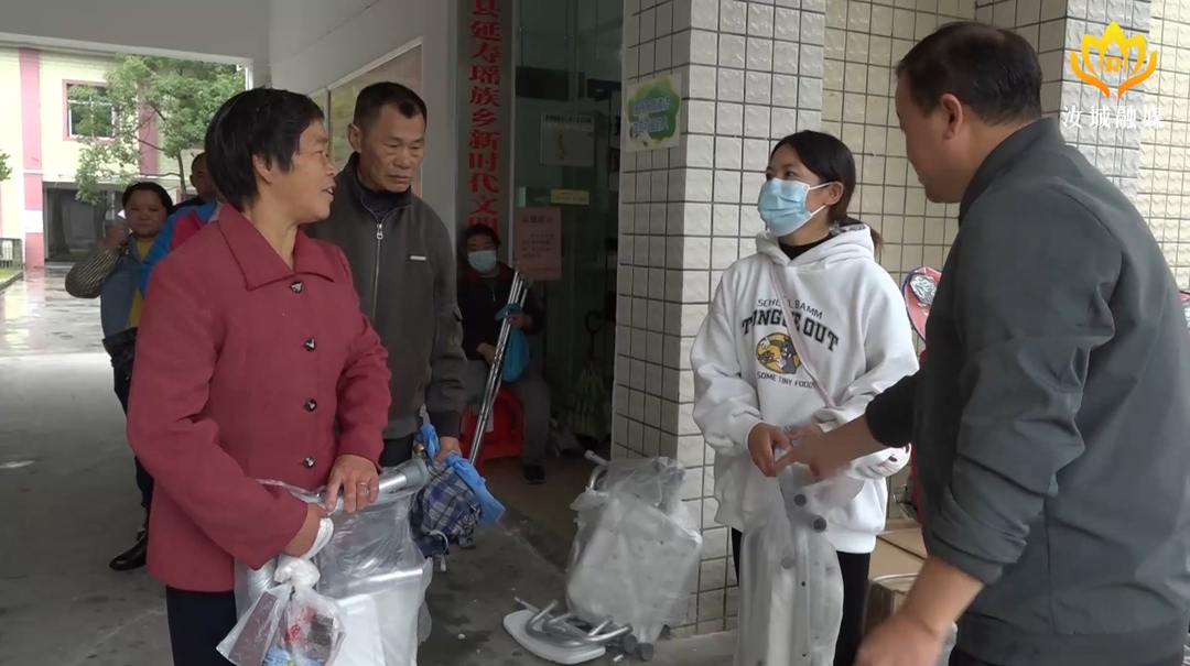 关爱残疾人 辅具发放暖人心