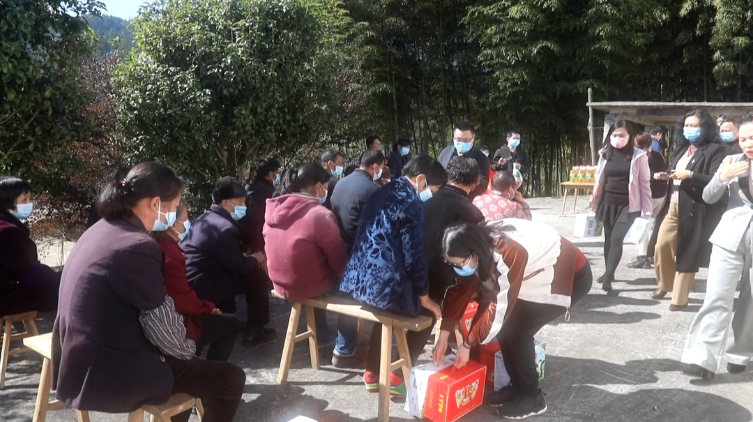 省疾控中心领导慰问我县麻风村病人