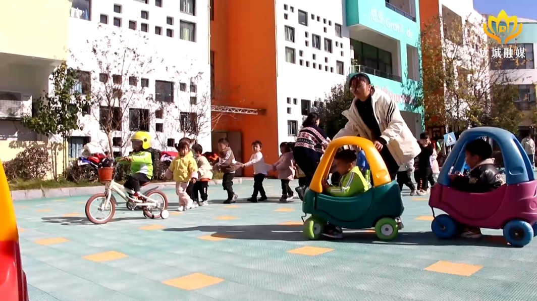 幼儿交通安全  交警与你“童”行