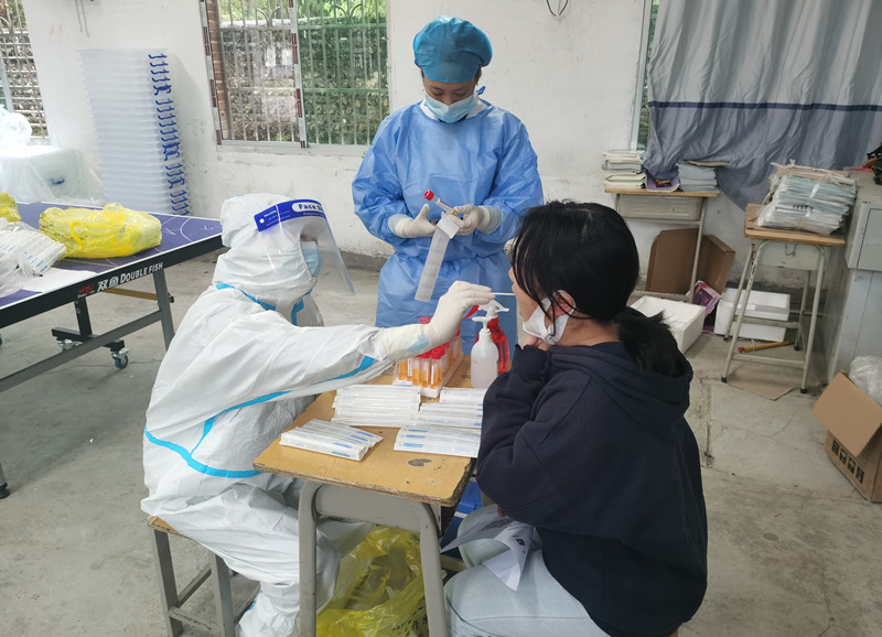 热水镇中心卫生院开展学校师生核酸检测，为校园安全保驾护航