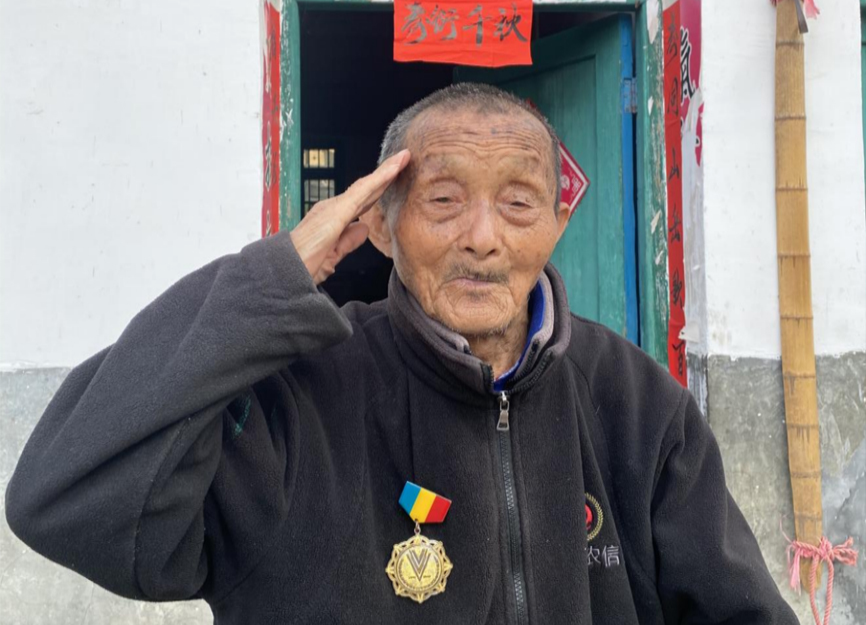 “民族脊梁”百岁抗战老兵李初生讲述那段难忘的历史