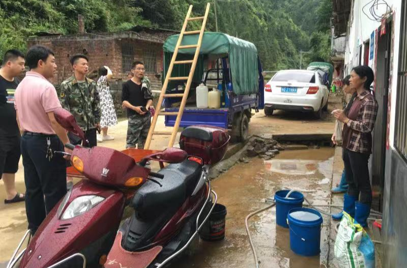 汝城经开区驻泉水镇正水村工作队坚守一线，风雨同舟战“洪魔”