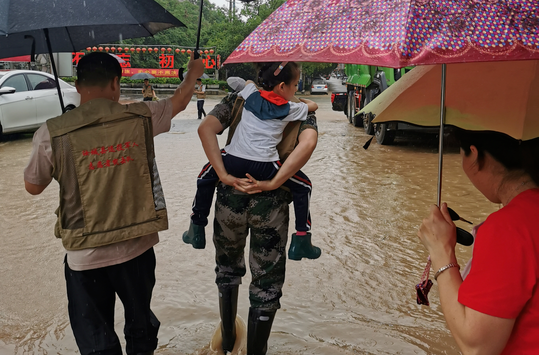 闻“讯”而动 有召必回 汝城县退役军人志愿者突击队奋战防汛一线