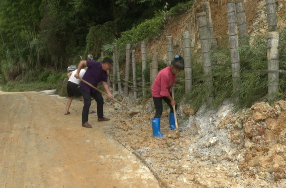 【干群携手 重建家园】卢阳镇不等不靠全力抢修灾损道路