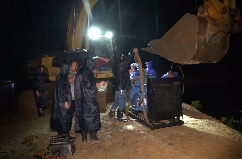【干群携手 重建家园】废土场排水口堵塞 大坪镇连夜排水保平安