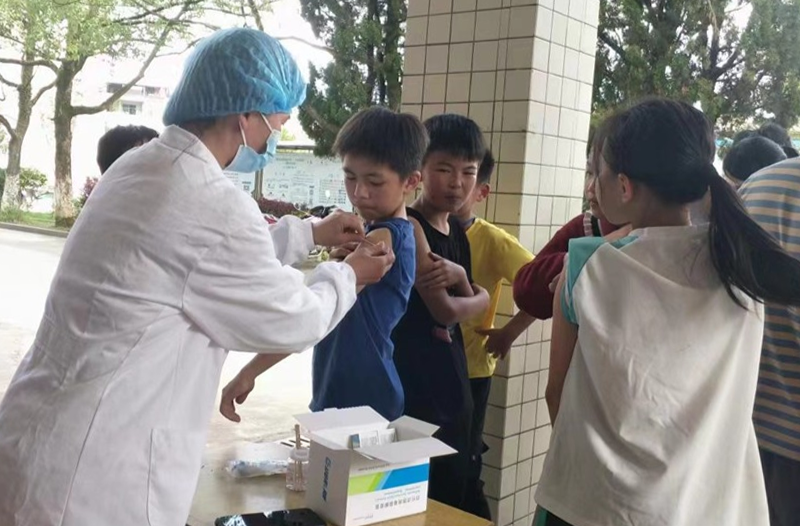 汝城县井坡镇卫生院入校为中小学生接种流感疫苗