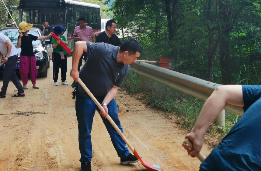 县道路运输服务中心到土桥镇小坑村开展“党旗在基层一线高高飘扬”主题党日及工会活动
