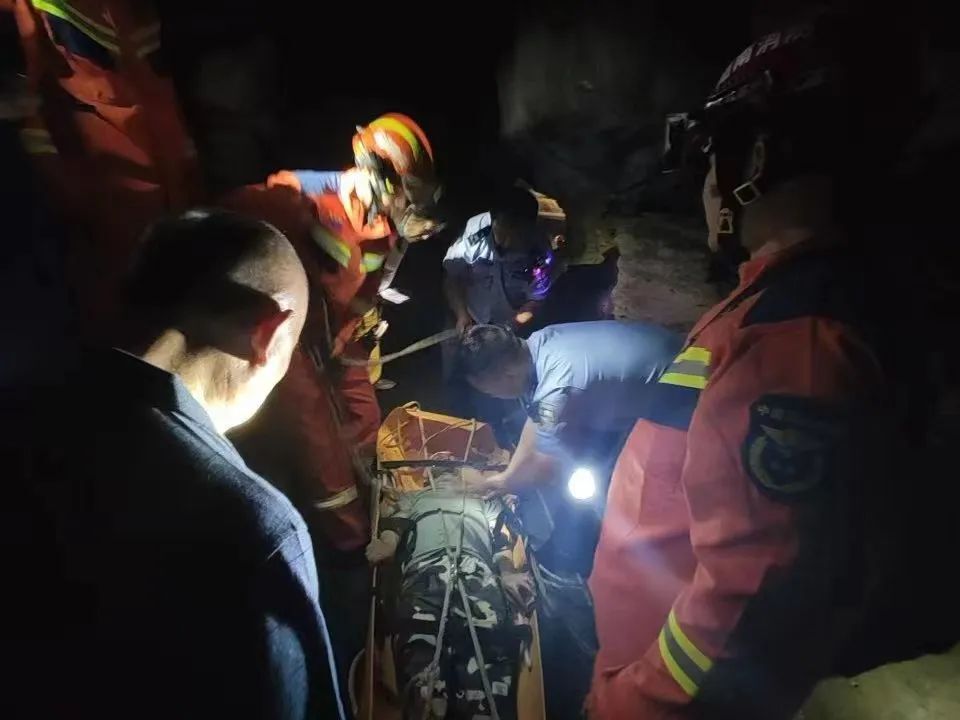 【百日行动】险！男子岩洞内摔落被困，民警紧急救援