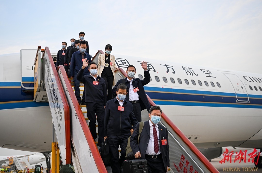 满怀豪情期待 肩负使命重托 我省出席党的二十大代表抵京