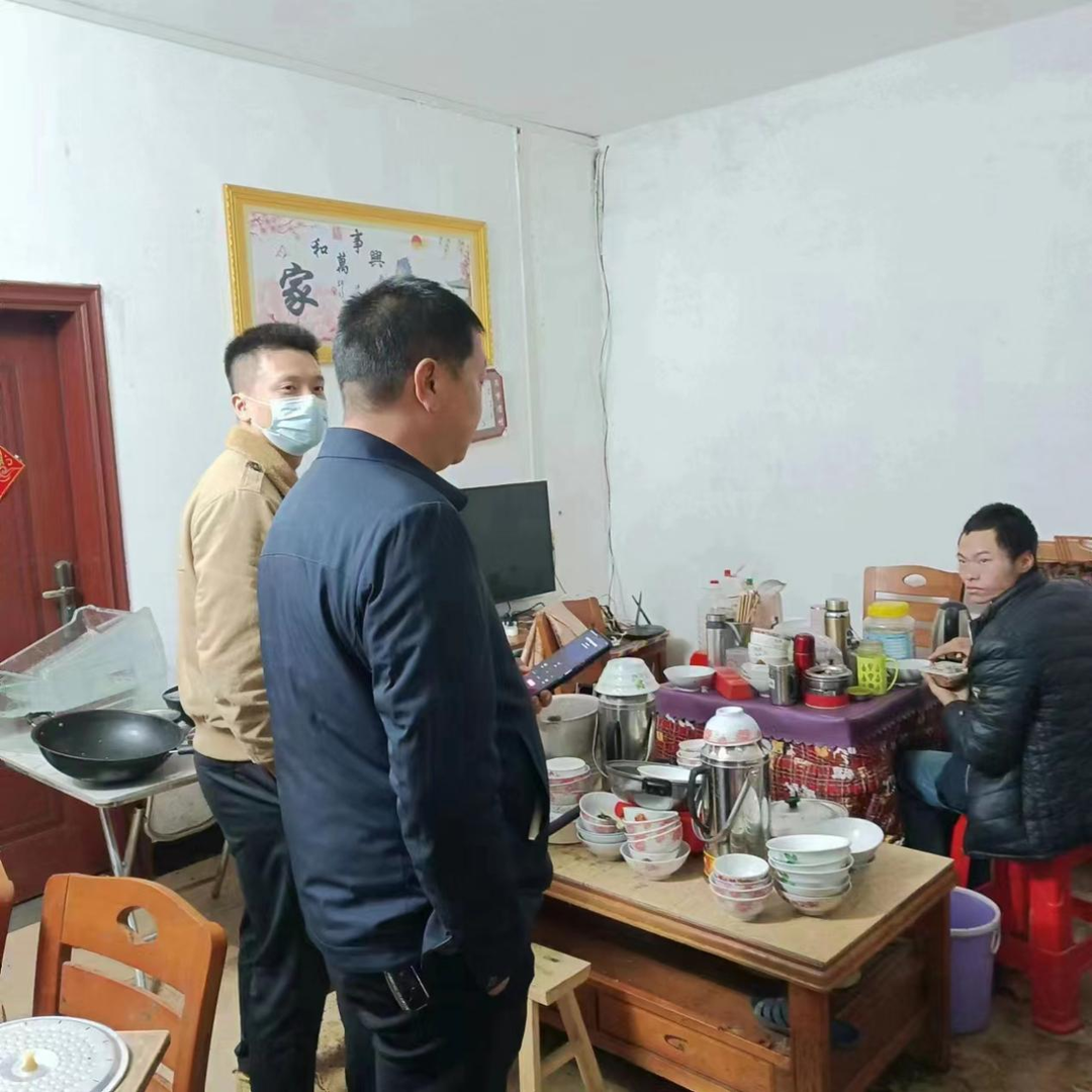 土桥镇合兴村：深夜接返肇事精神病人