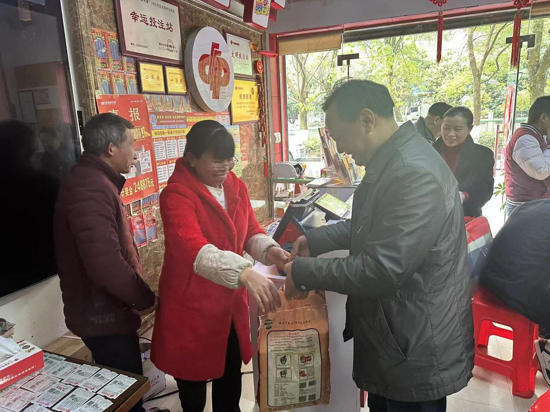 汝城福彩：为困难业主送来新春第一“暖”