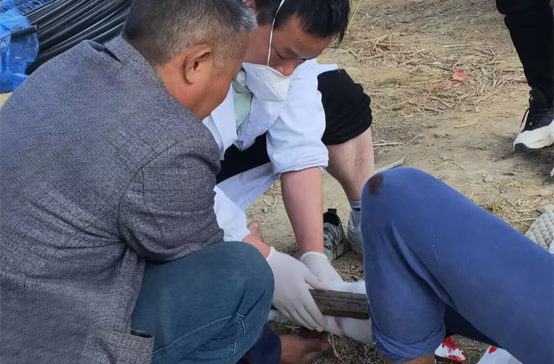 汝城县：村民犁地意外受伤 医务人员和群众合力救援