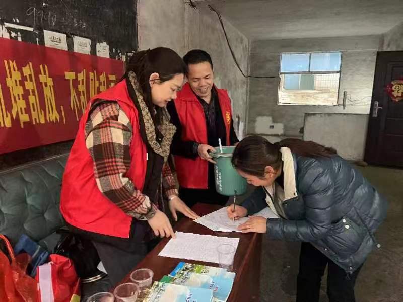 县政务服务中心深入责任小区开展创文巩卫宣传活动