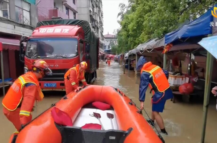 打好“发展六仗”｜暴雨袭来  党员干部守护城市“雨”你同行