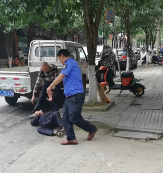 暖心城管扶起倒地老人  “扶”起社会正能量