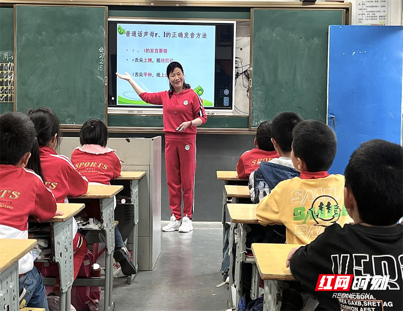 “提升普通话  弘扬爱国情 ”汝城县教育局送培到校