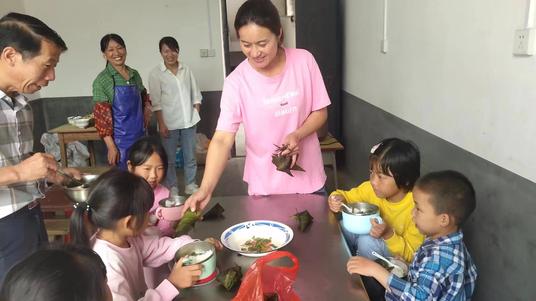 “粽情”端午送爱心 留守儿童绽笑颜