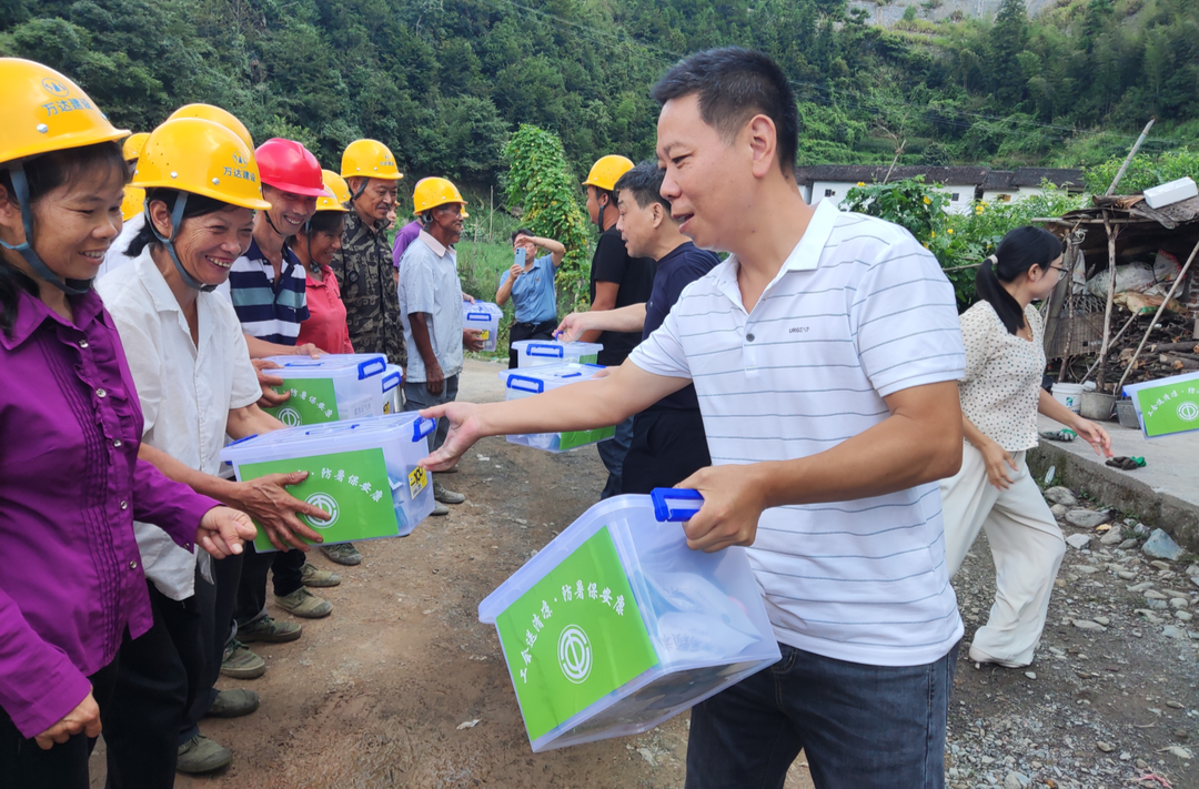 汝城县水利局：党建进工地 夏日送清凉