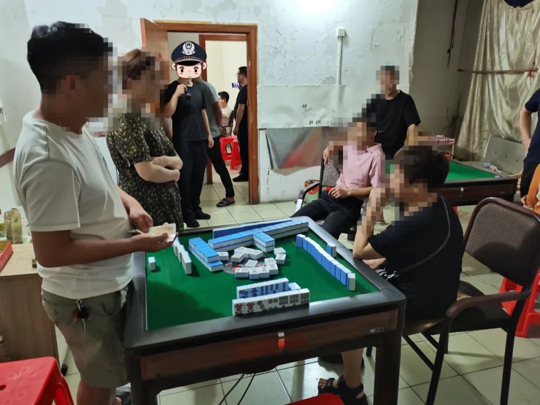 【夏季行动】深夜聚赌扰民，汝城公安捣毁一赌博窝点，8人当场被抓