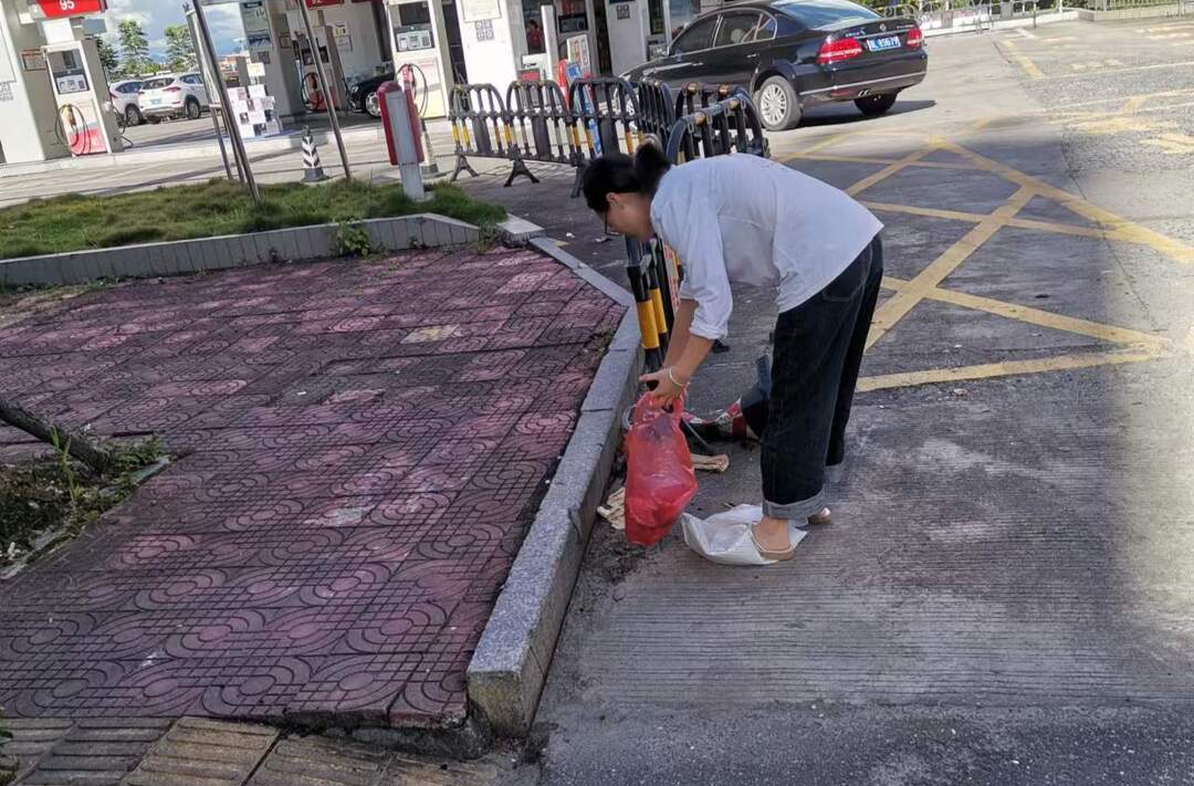 汝城县环卫中心全员出动下沉一线确保城区道路卫生整洁