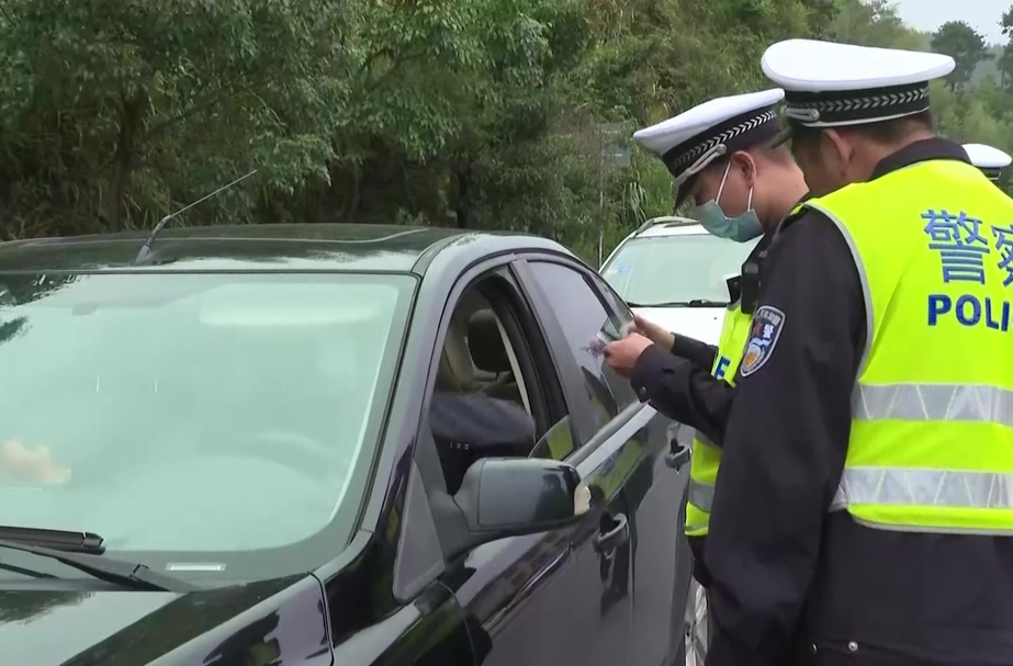 严管不松懈！汝城交警持续开展常态化路检路查行动