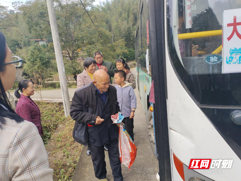 热水镇：公交开进村 安全有保障