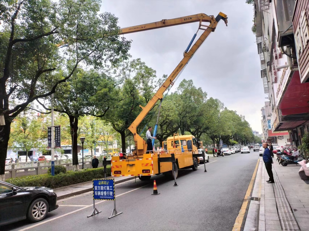 县城管局：开展路灯维护 保障道路安全