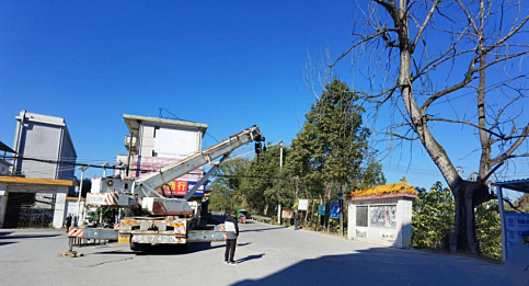 泉水镇：清理主干道边枯死大树 消除隐患保平安
