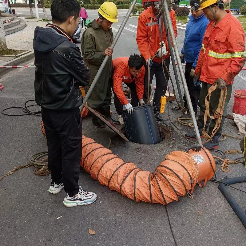 县城管局：疏堵清淤解难题，锦旗相送表心声