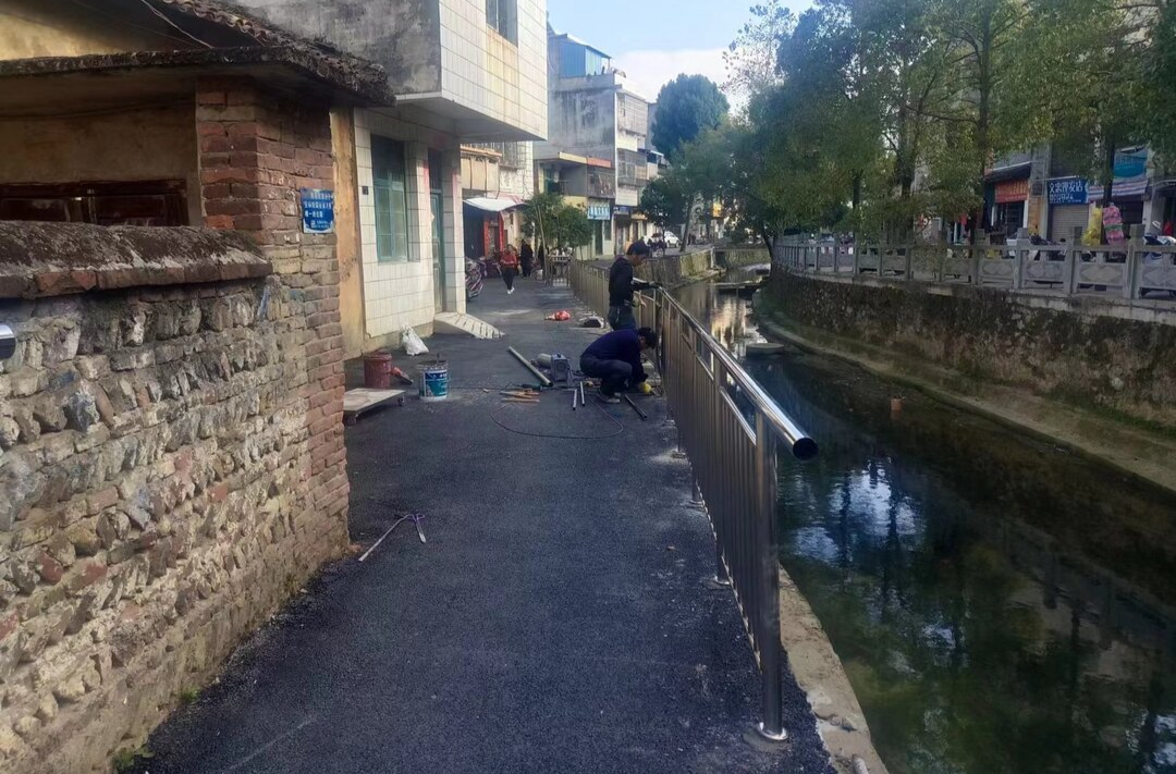 县城管局：安装护栏保安全 铺设沥青赢民心