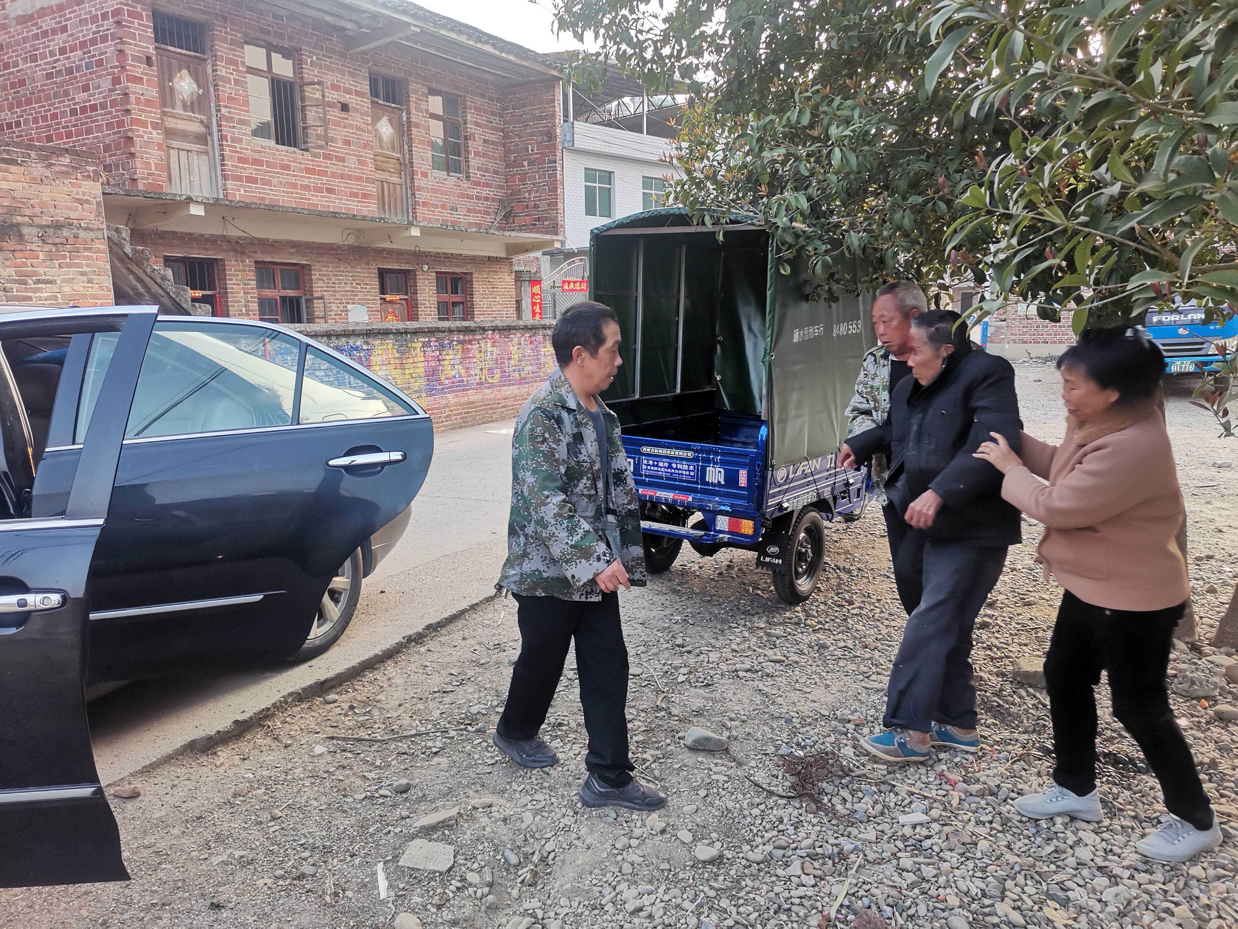暖水镇：热心救助摔倒老人 细致关怀温暖人心