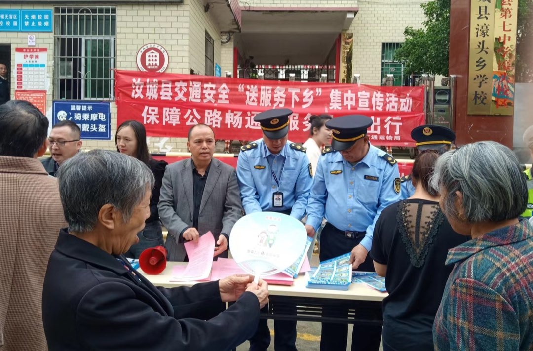 县交通运输局开展“路政宣传月”活动