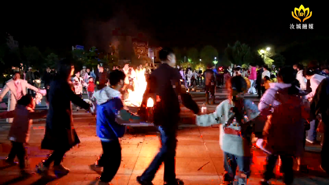 热水花式迎元旦 氛围感拉满