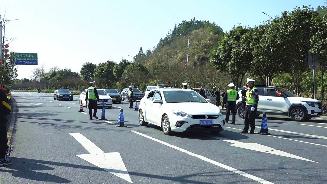 我县多部门联合开展集中整治非标三、四轮电动车