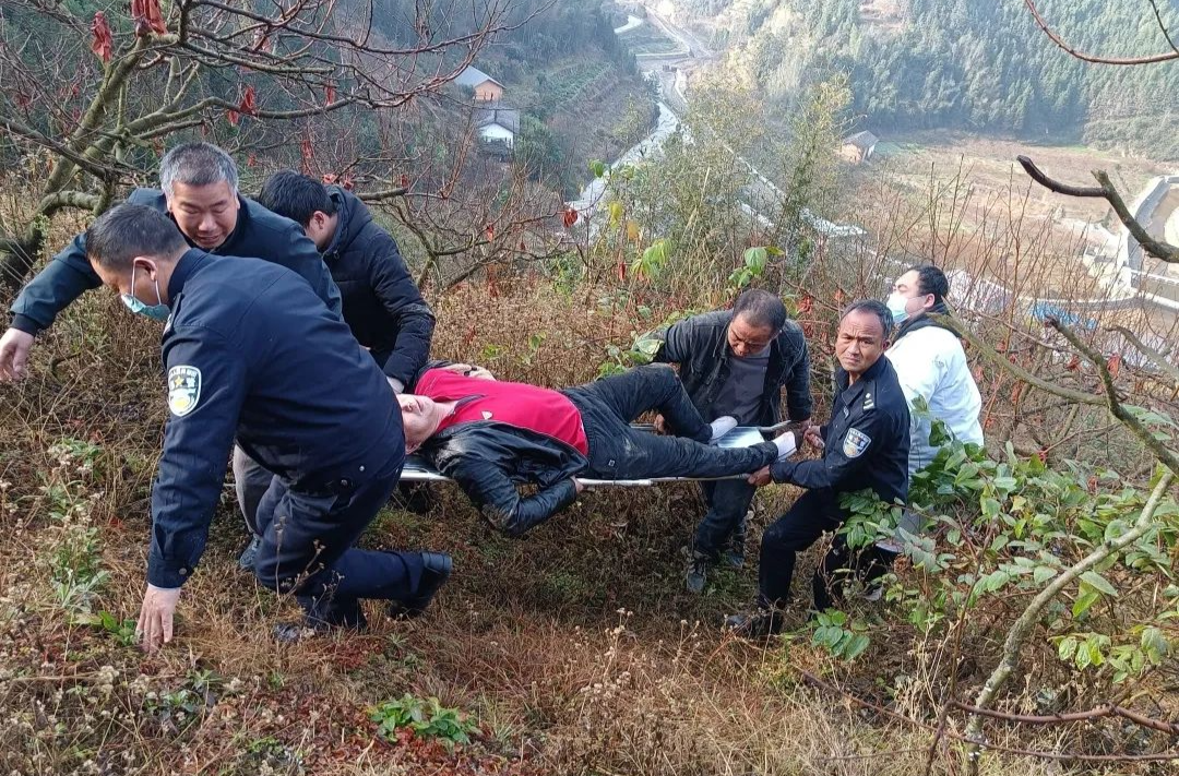 紧急救援！一货车翻下汝城“新路山”山崖