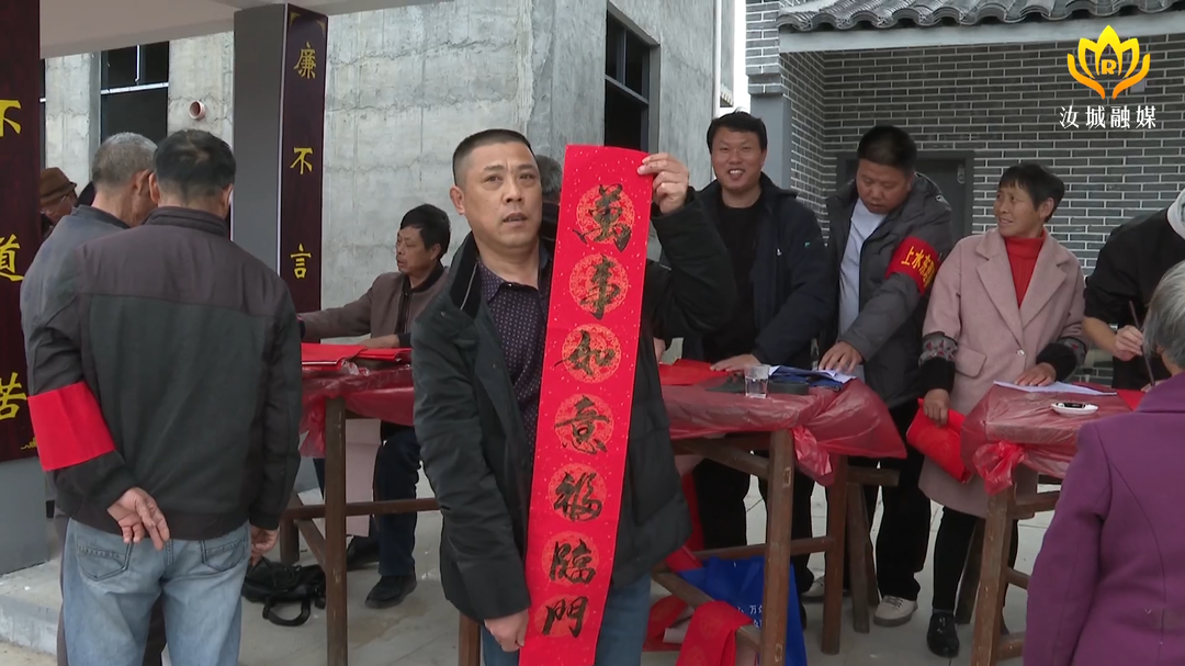 写春联送祝福 文化下乡惠民生