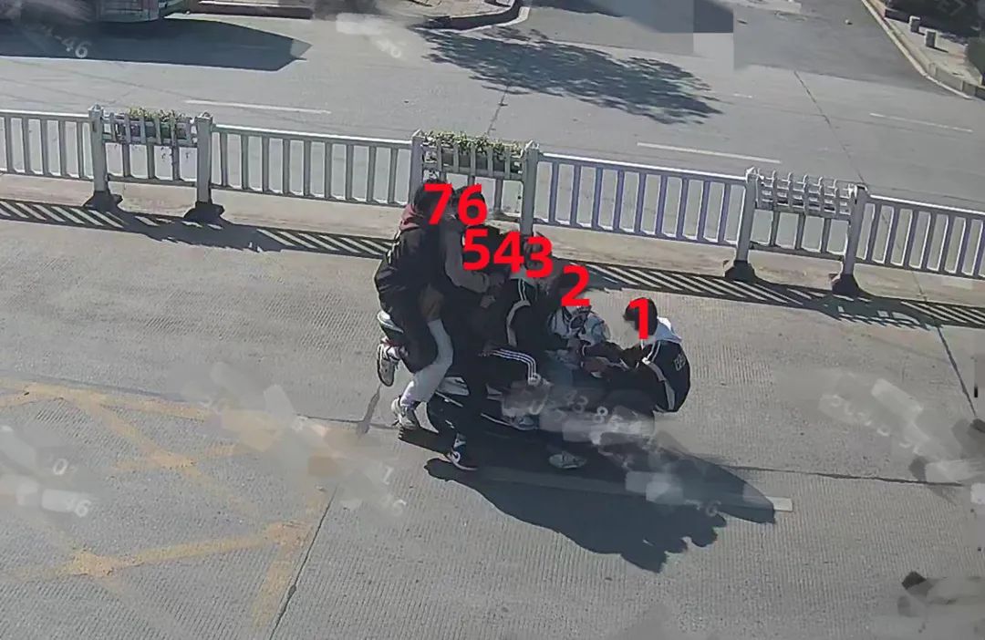危险！汝城7名未成年同乘1摩托车，交警连夜查获