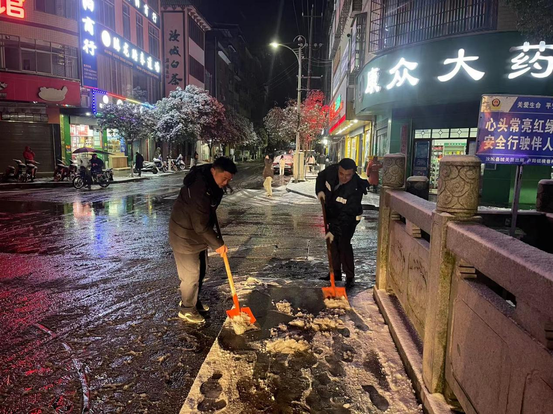 应对低温雨雪冰冻天气，汝城城管在行动