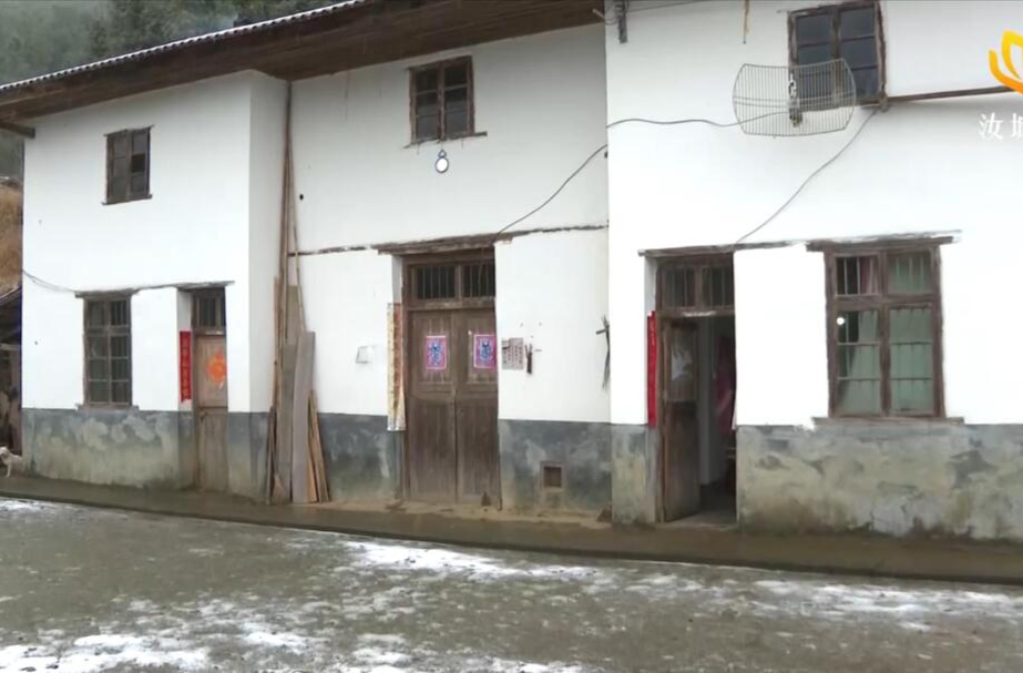 寒冬腊月冰雪天 党员干部送温暖