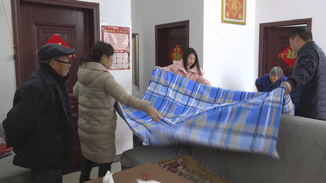 土桥镇：雪天送被 暖心又暖身