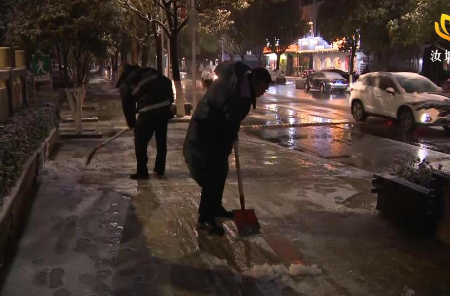 县城管局：道路撒盐保障市民出行安全